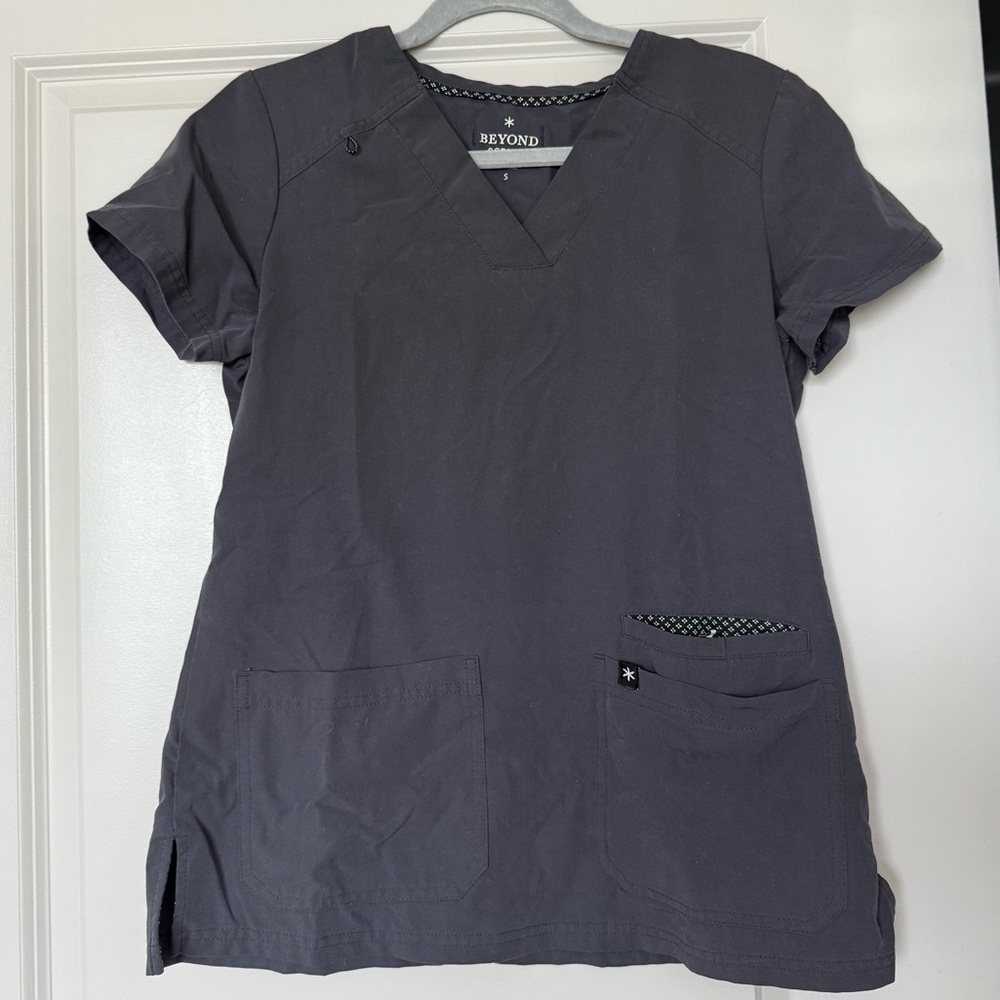 Beyond Scrubs Women's Charcoal Short Sleeve Scrub Top